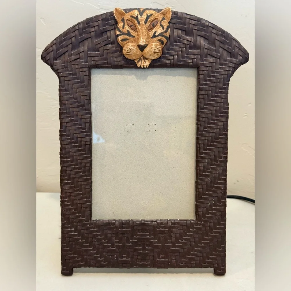 Vintage‎ Brown Woven Picture Frame 6x4” photo with Gold Tiger Accent